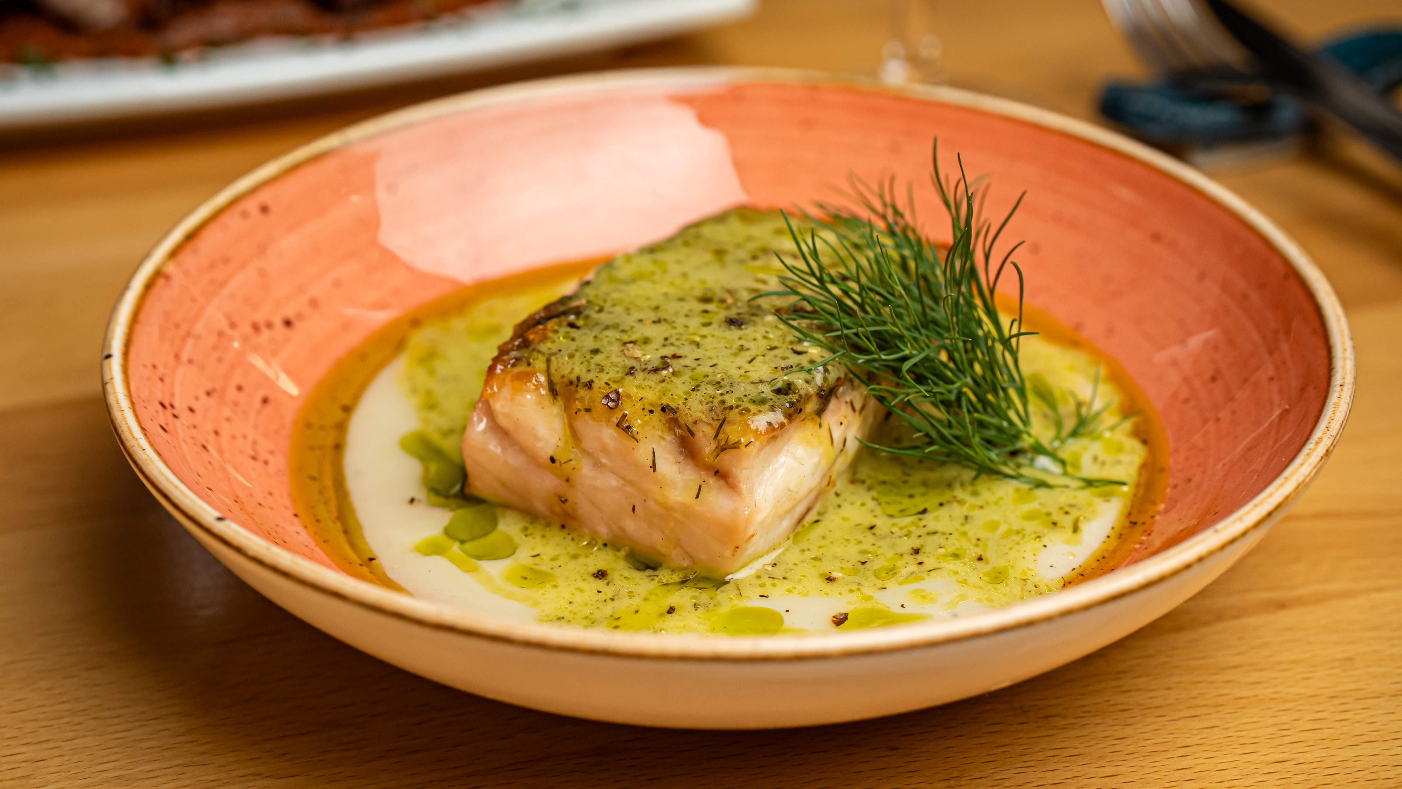 Més de Vi Restaurant os propone una Corvina, cremoso de hinojo y salsa de eneldo con un Brisat de Terroir Sense Fronteres