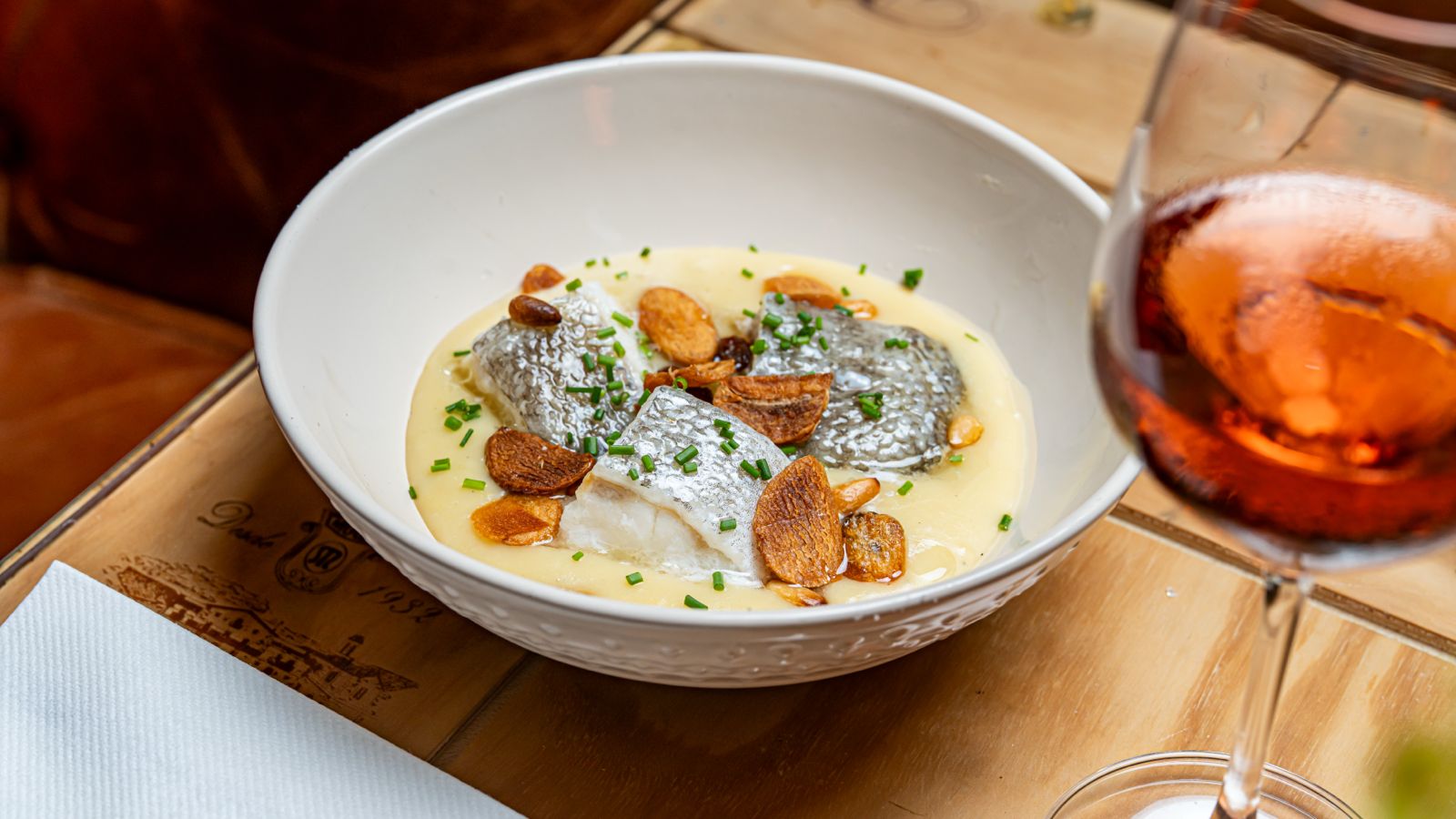 Plato de pescado del menú del día de Més de Vi en Poblenou