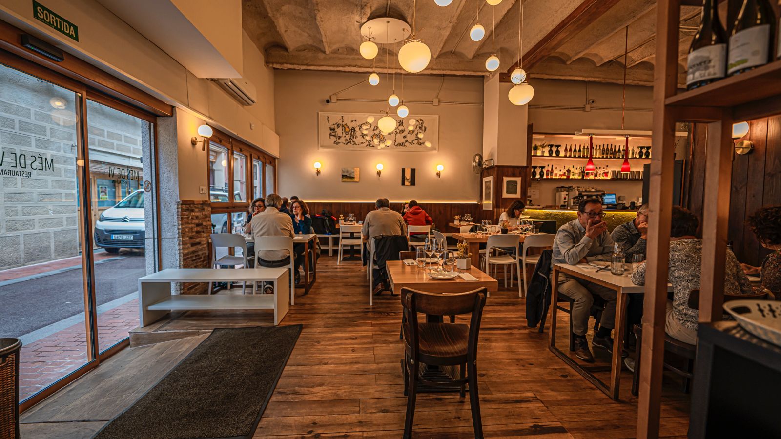 Interior de Més de Vi, restaurante con menú del día en Poblenou
