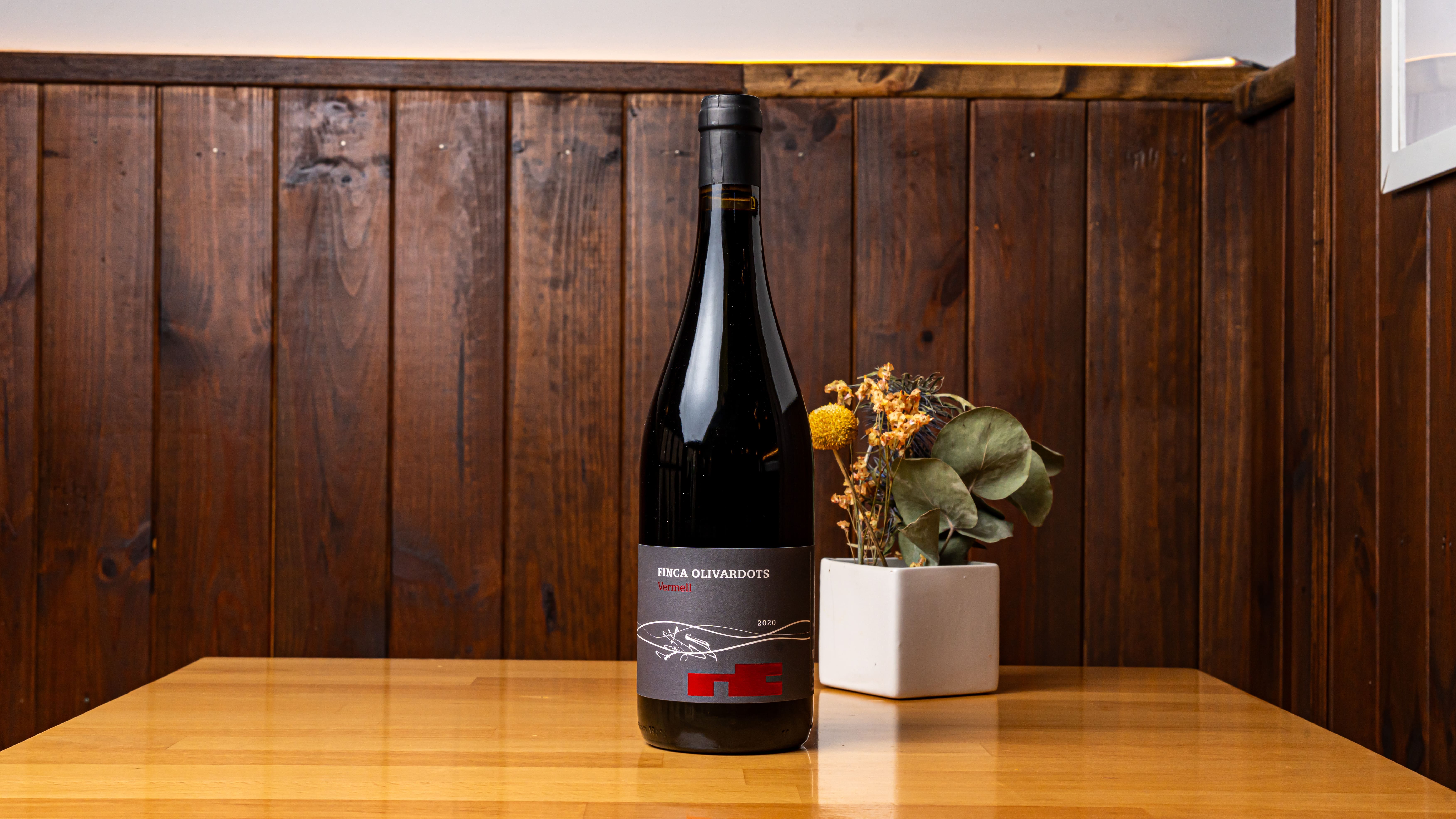 Botella de Finca Olivardots Vermell servida en Més de Vi, Poblenou