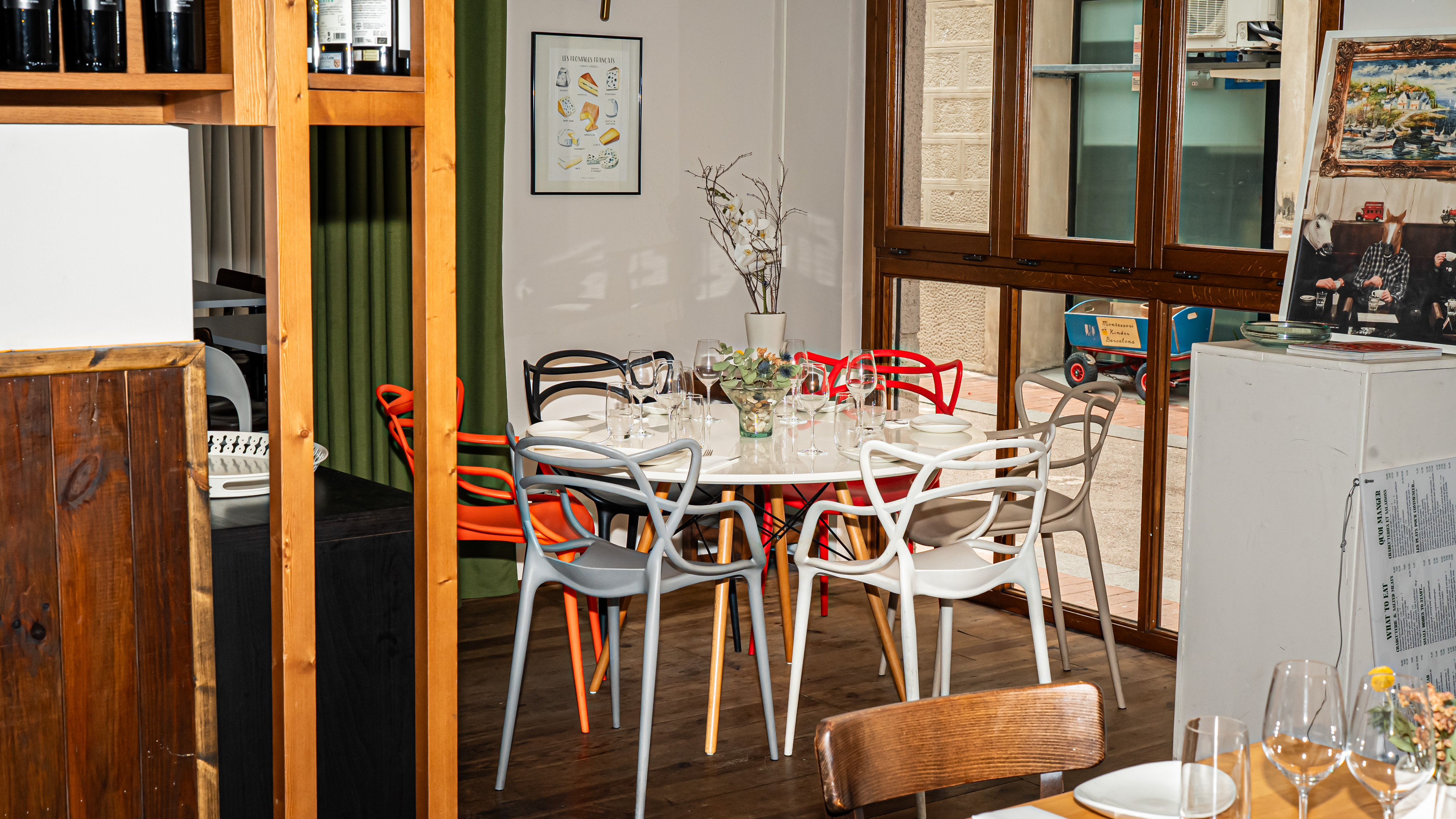 Interior de Més de Vi en Poblenou, restaurante en Barcelona para comer durante Sant Jordi
