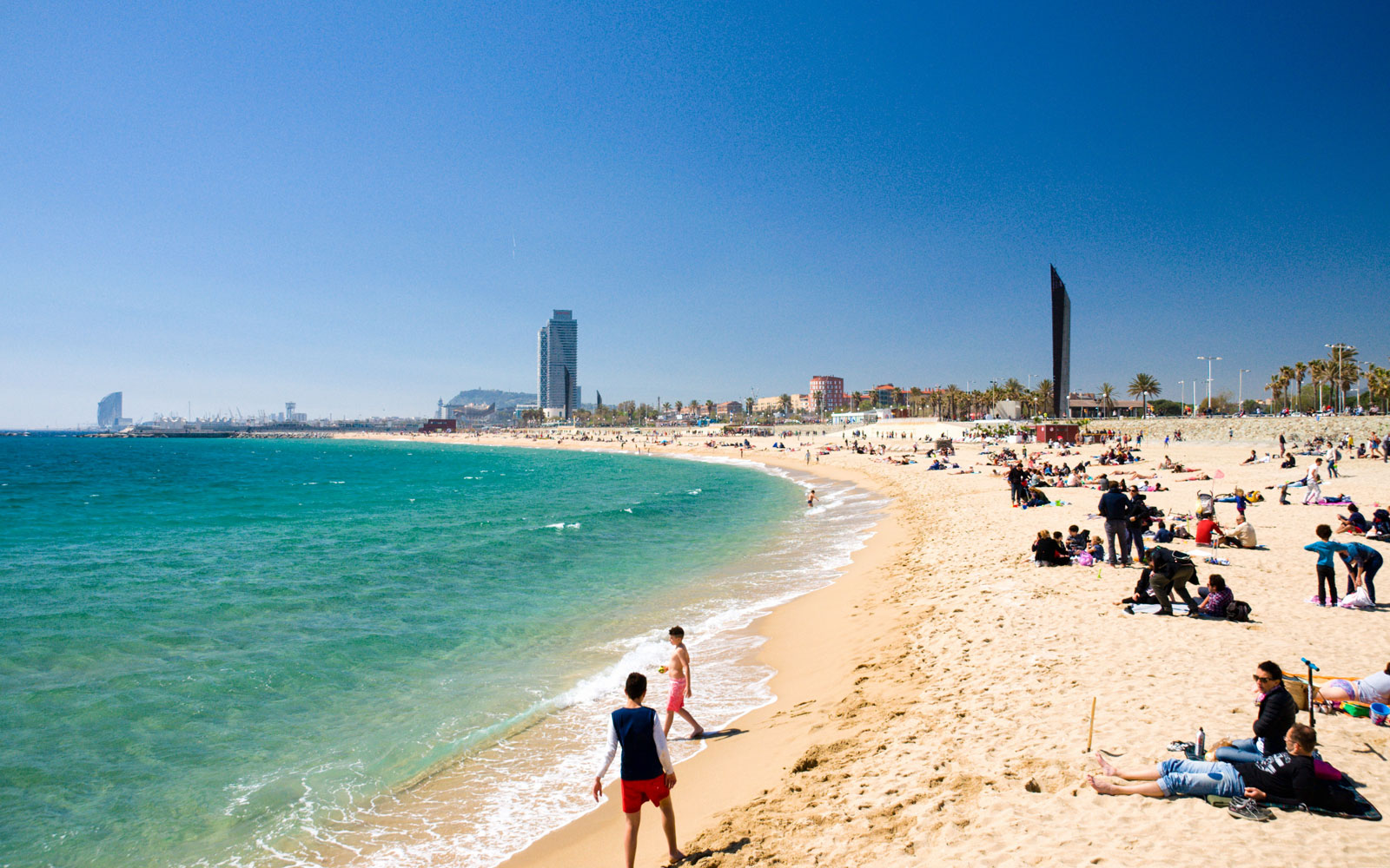 Vista panorámica de la playa del Bogatell, junto al Poblenou, en Barcelona