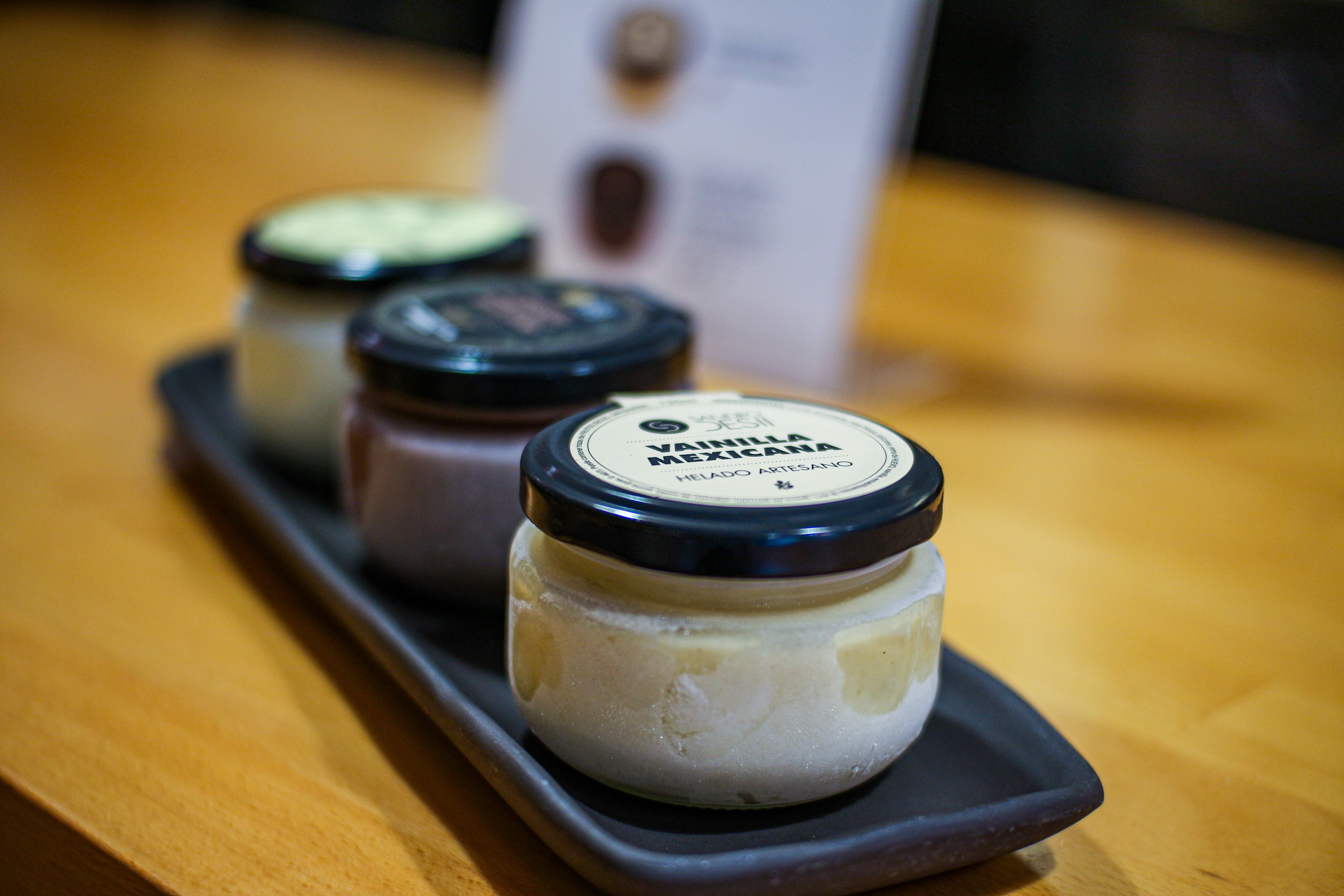 Helado artesano de chocolate negro de Ecuador de Sandro Desii en Més de Vi, Barcelona