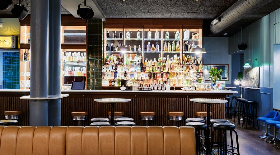 Interior de Balius Bar, coctelería de referencia en Poblenou