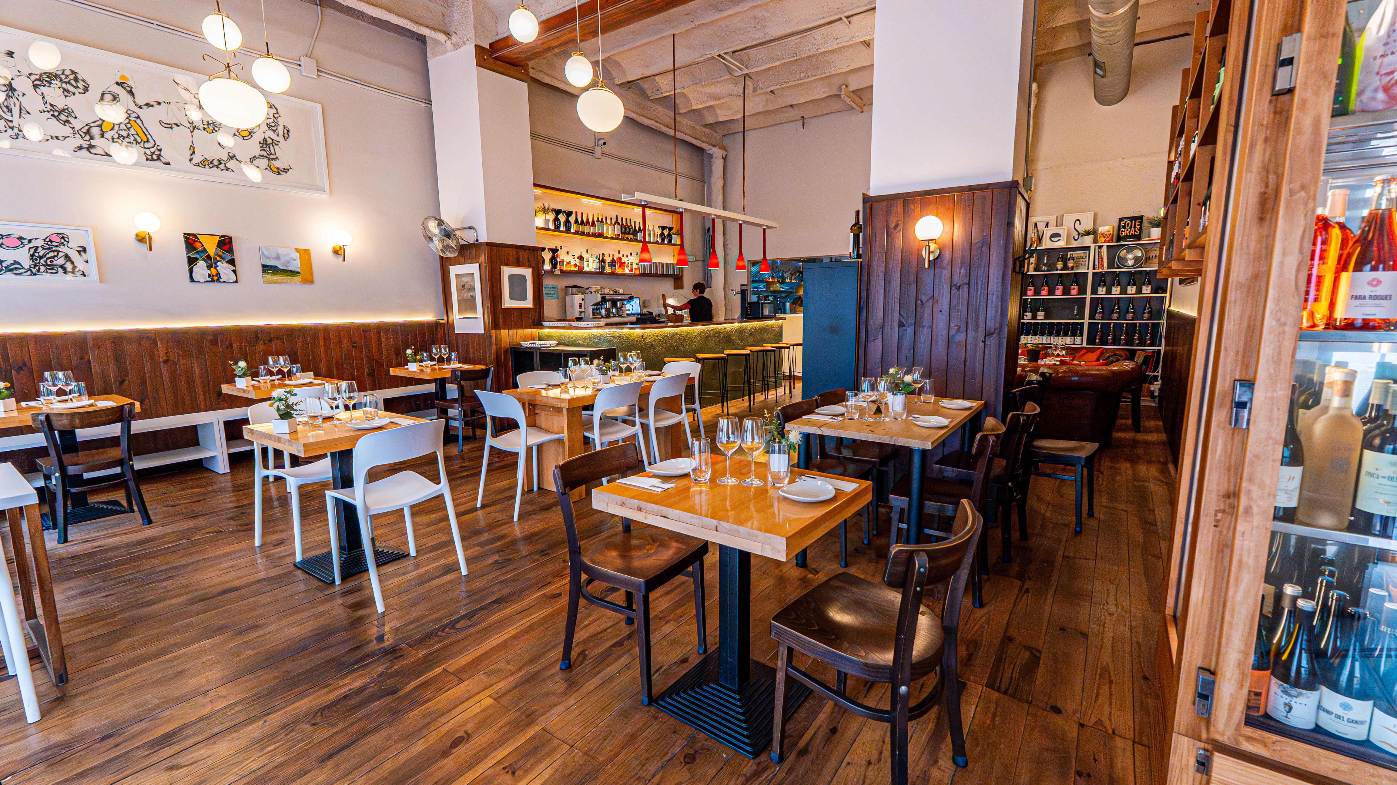 Interior del restaurante Més de Vi en Poblenou Barcelona, espacio donde disfrutar o regalar un bono regalo restaurante