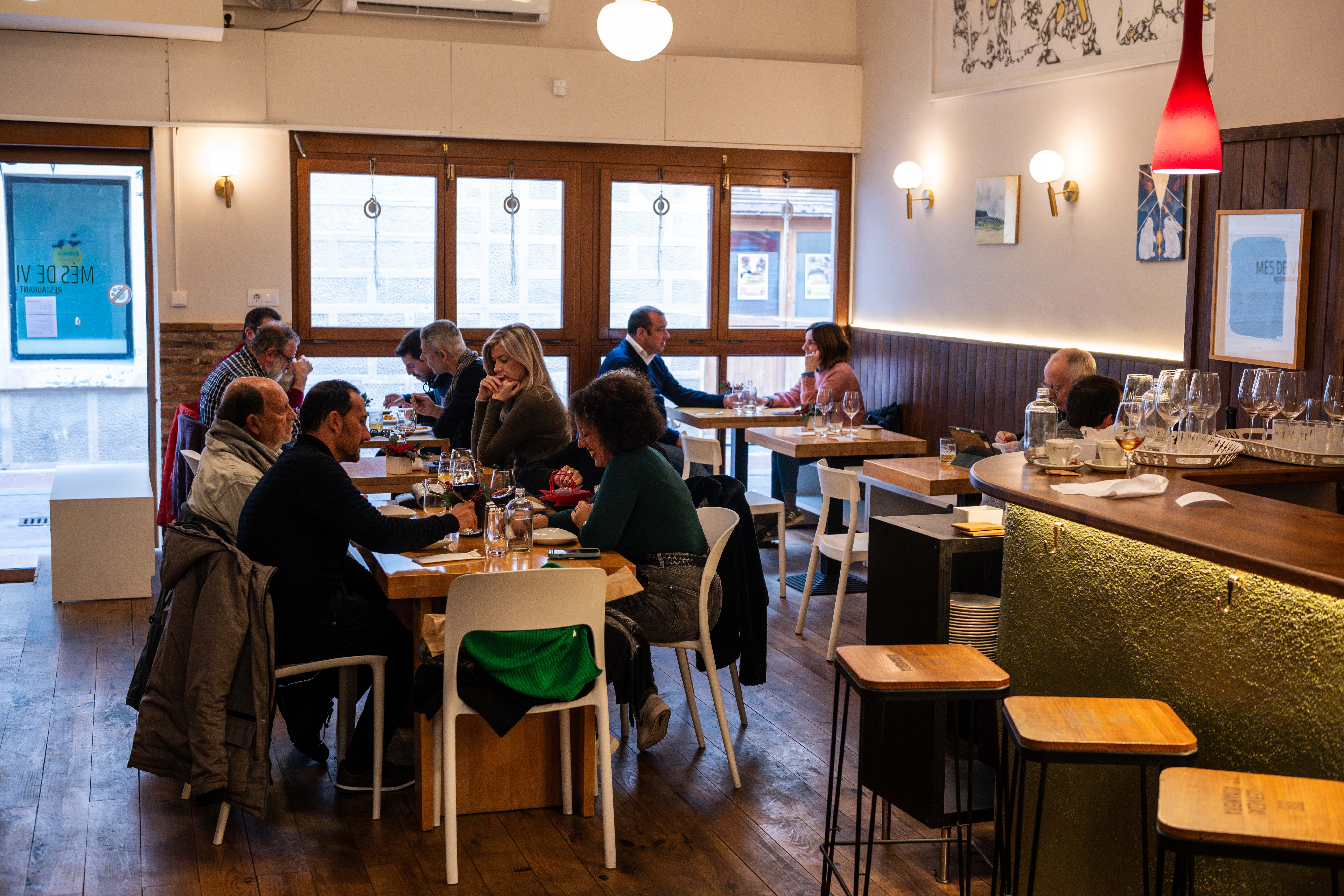 Interior de Més de Vi con clientes disfrutando de la comida, restaurante en Poblenou Barcelona donde regalar una tarjeta regalo gastronómica.