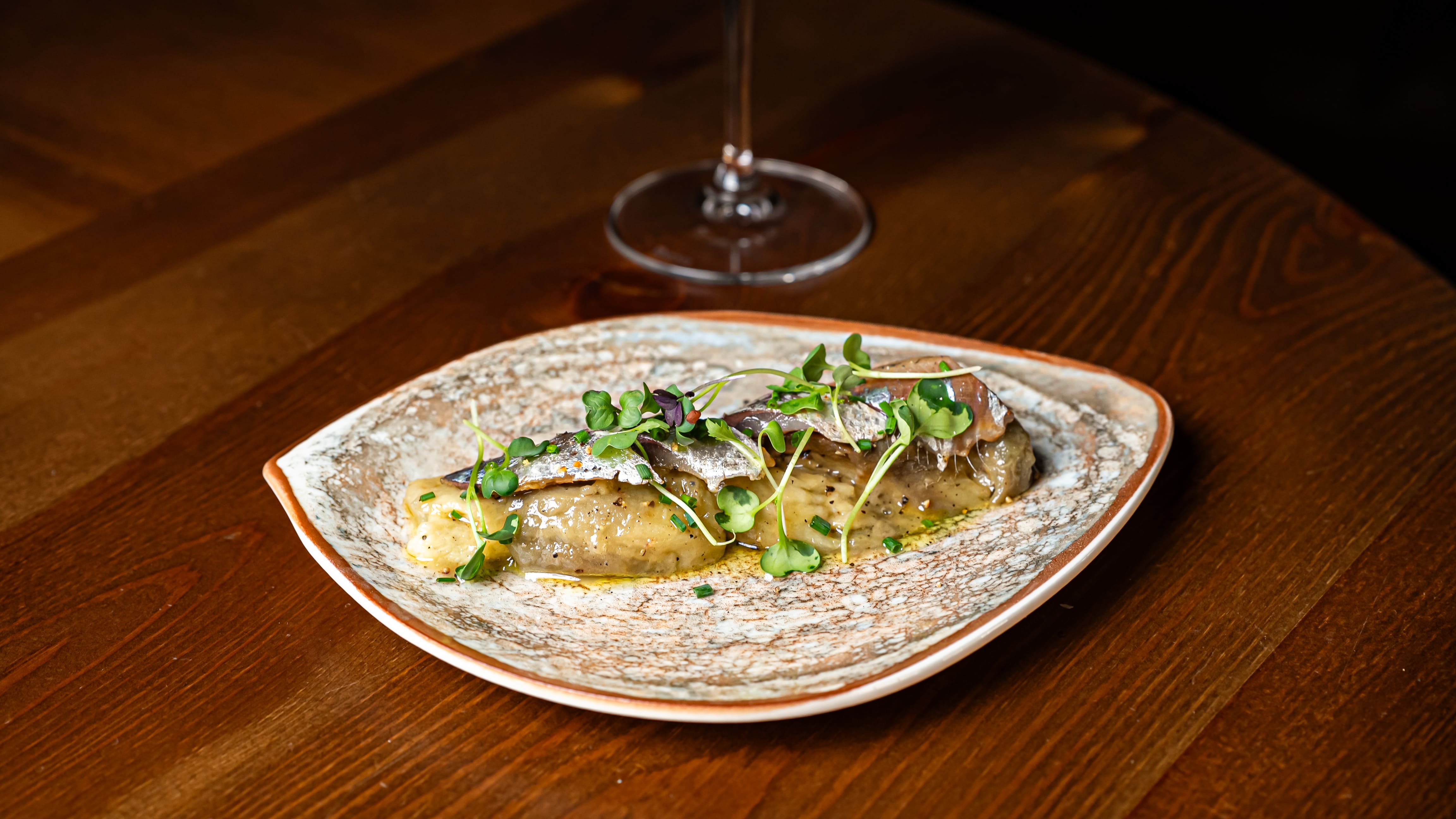 Platillo de Sardina curada y ahumada, berenjena escalivada y reducción con miel de Girona servido en Més de Vi, restaurante de platillos en Poblenou Barcelona