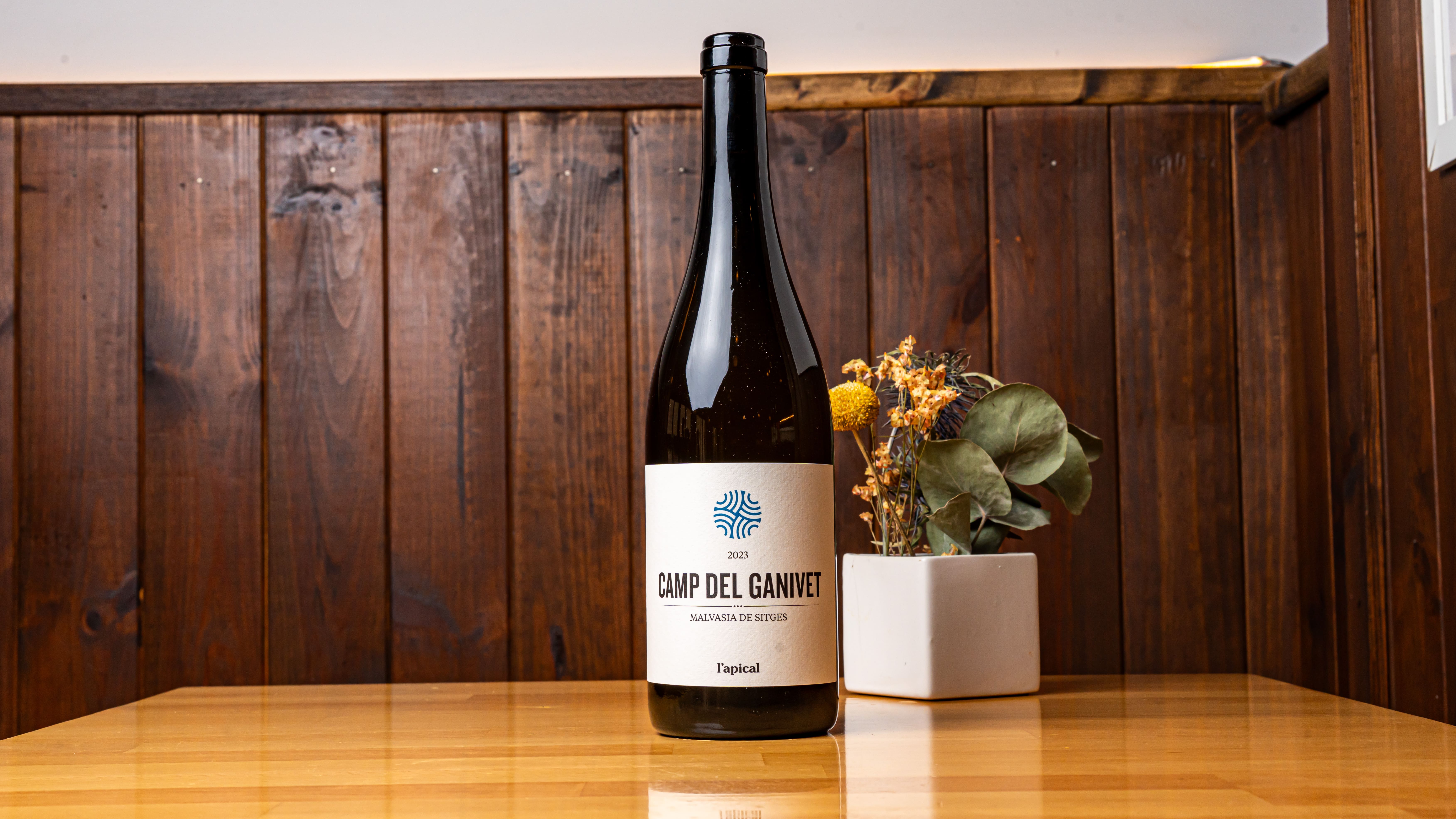 Botella de Camp del Ganivet servida en la carta de vinos de Més de Vi, Poblenou