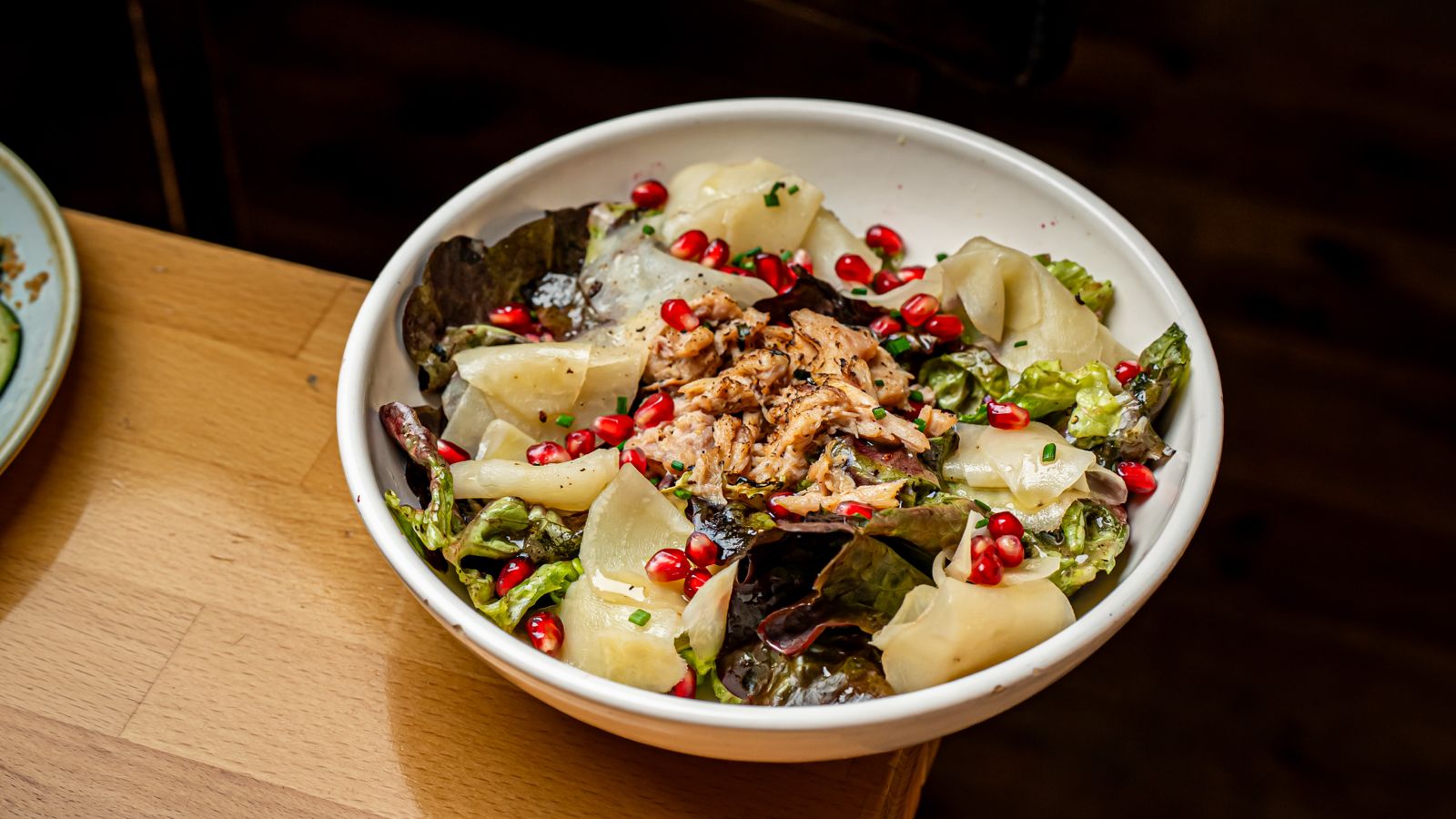 Codorniz en escabeche con hoja de roble, granada y remolacha amarilla en Més de Vi