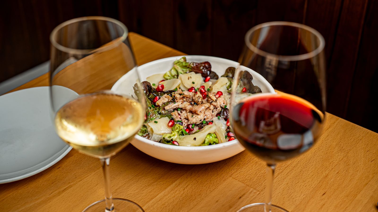 Codorniz en escabeche con hoja de roble y vinos en Més de Vi, restaurante en Poblenou