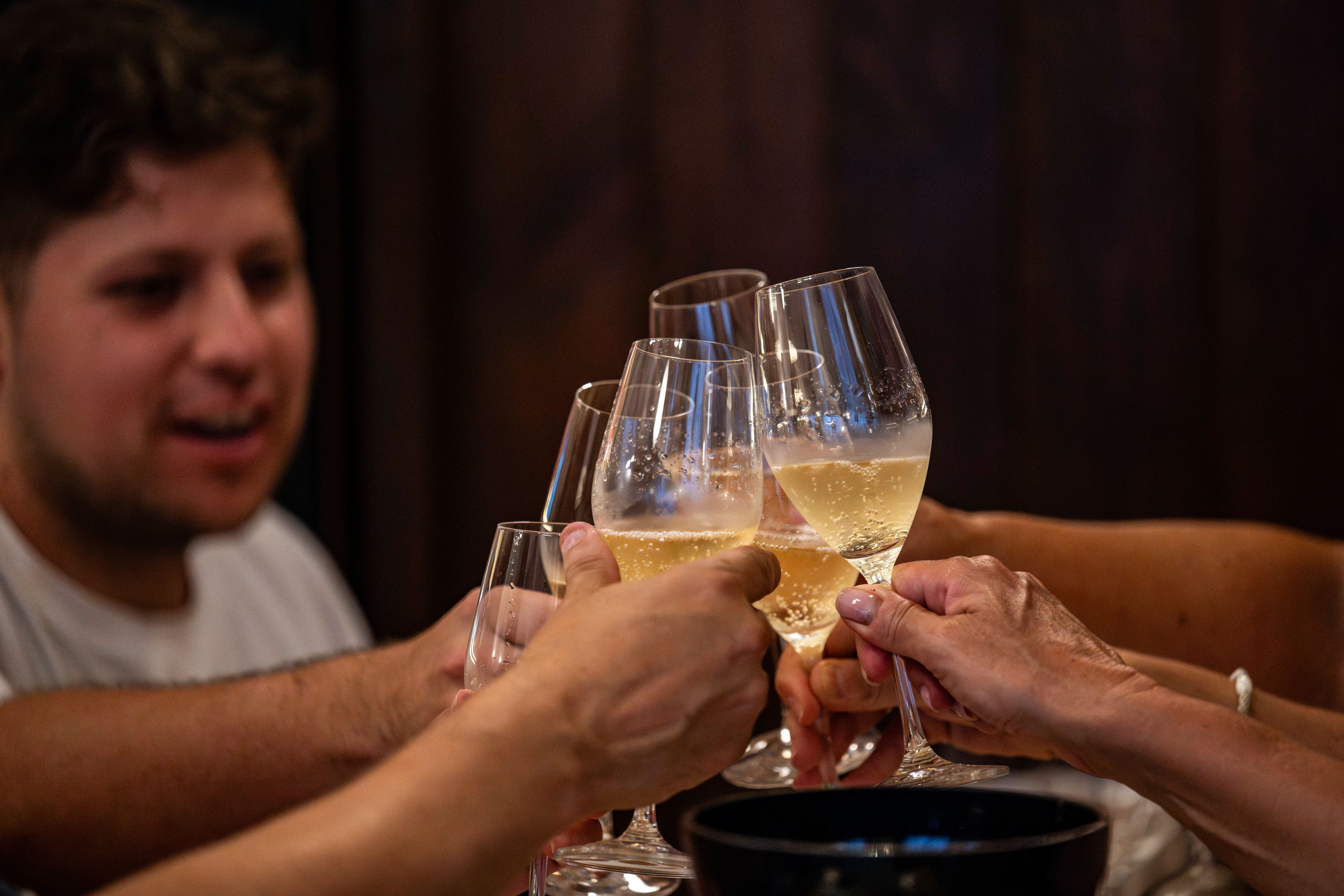 Brindis alrededor de una mesa en Més de Vi, Poblenou