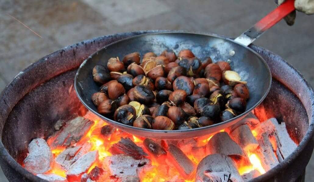 Parada de castañas por la Fiesta de La Castanyada en Barcelona