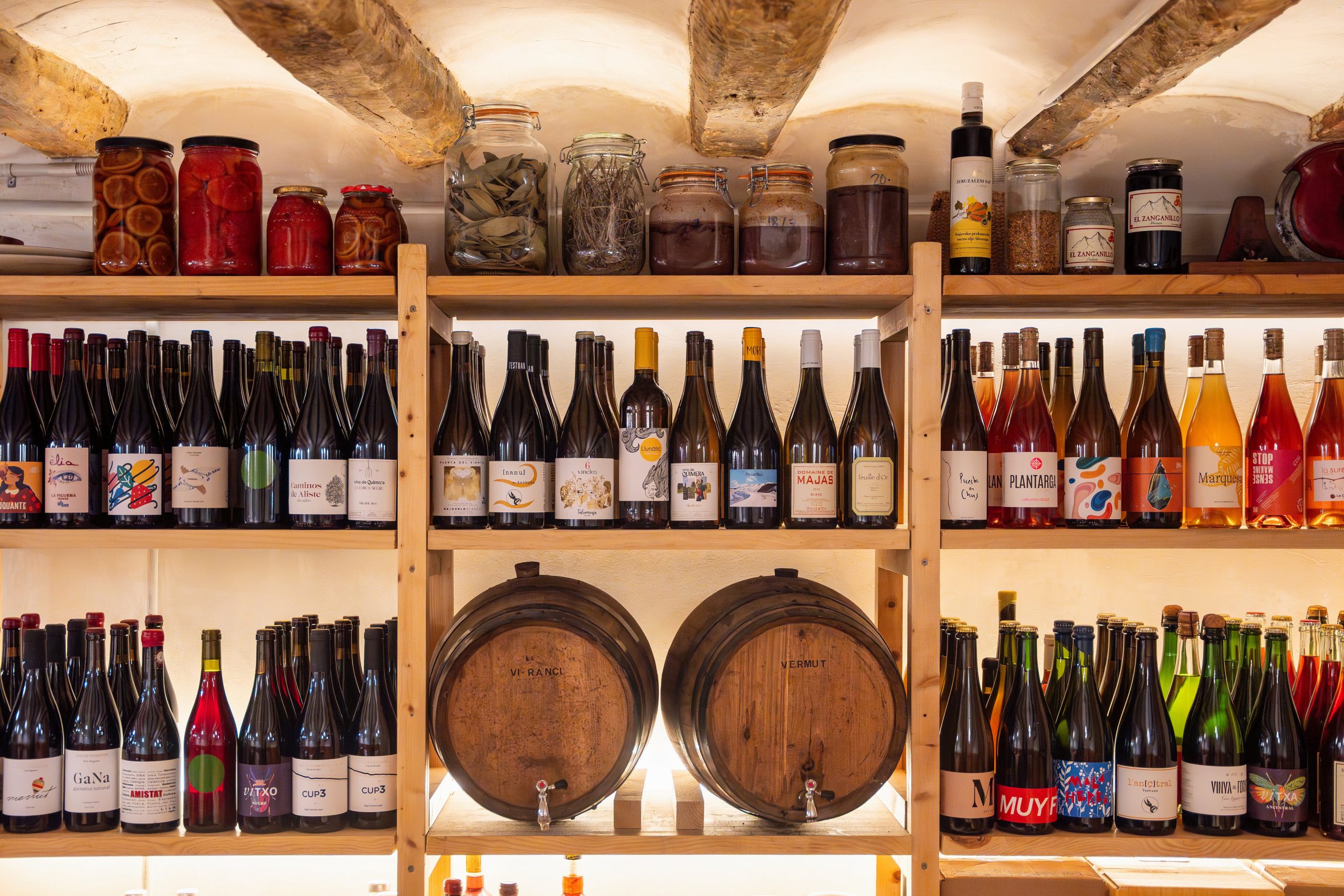 Selección de vinos en La Sosenga, uno de los Ocho menús de mediodía imbatibles en Barcelona según Mes de Vi