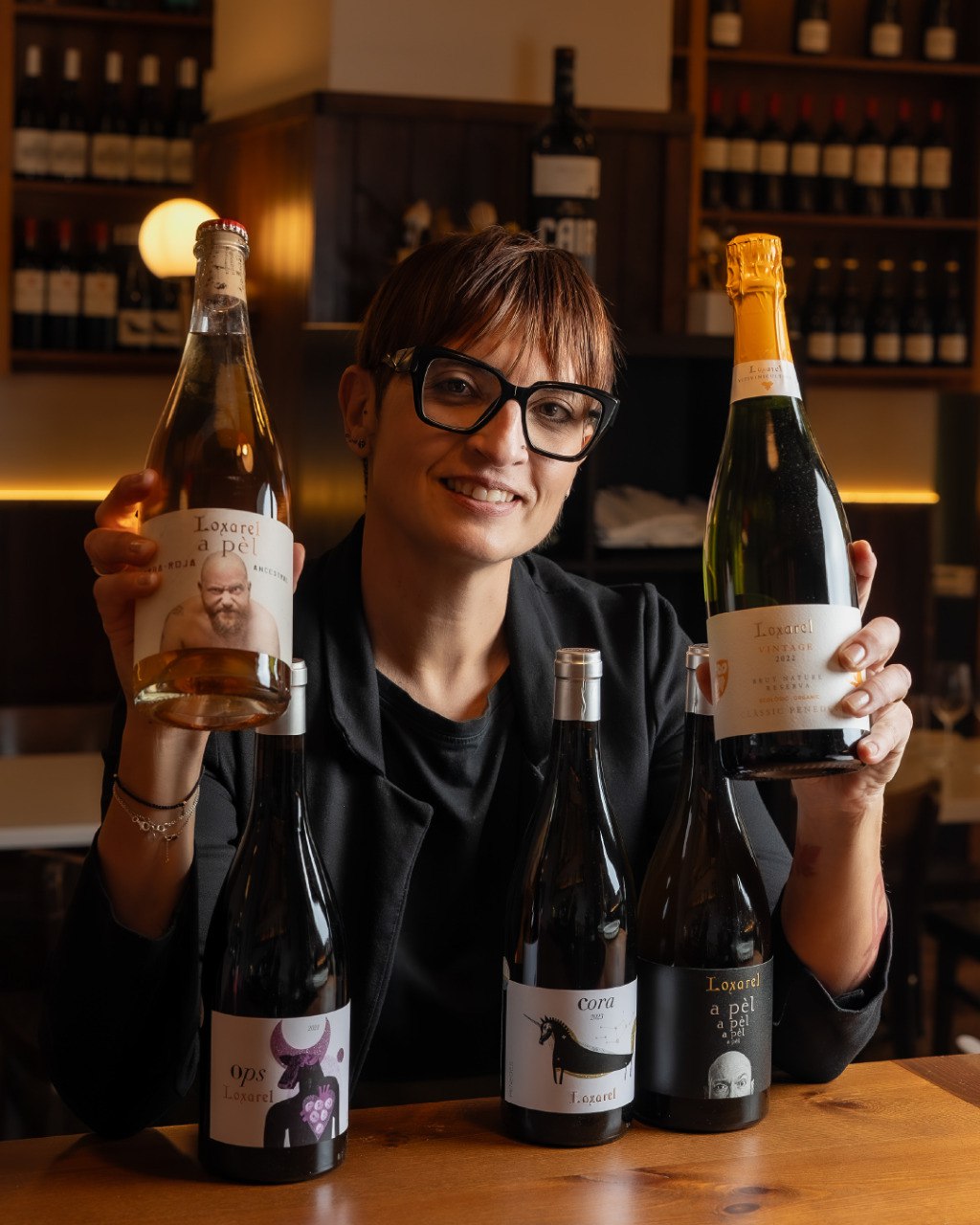 Raquel Riol con vinos biodinámicos con ánfora y variedad xarel.lo de Loxarel, cata con maridaje en Barcelona, Poblenou, restaurante Més de vi con cinco vinos, cuatro platillos y un postre por 50 euros