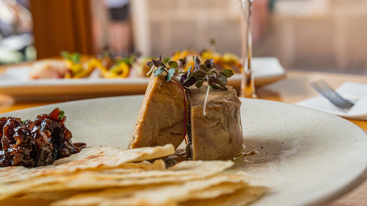 Foie de Villamartín de Campos con confitura de berenjena y regaliz en Mes de Vi
