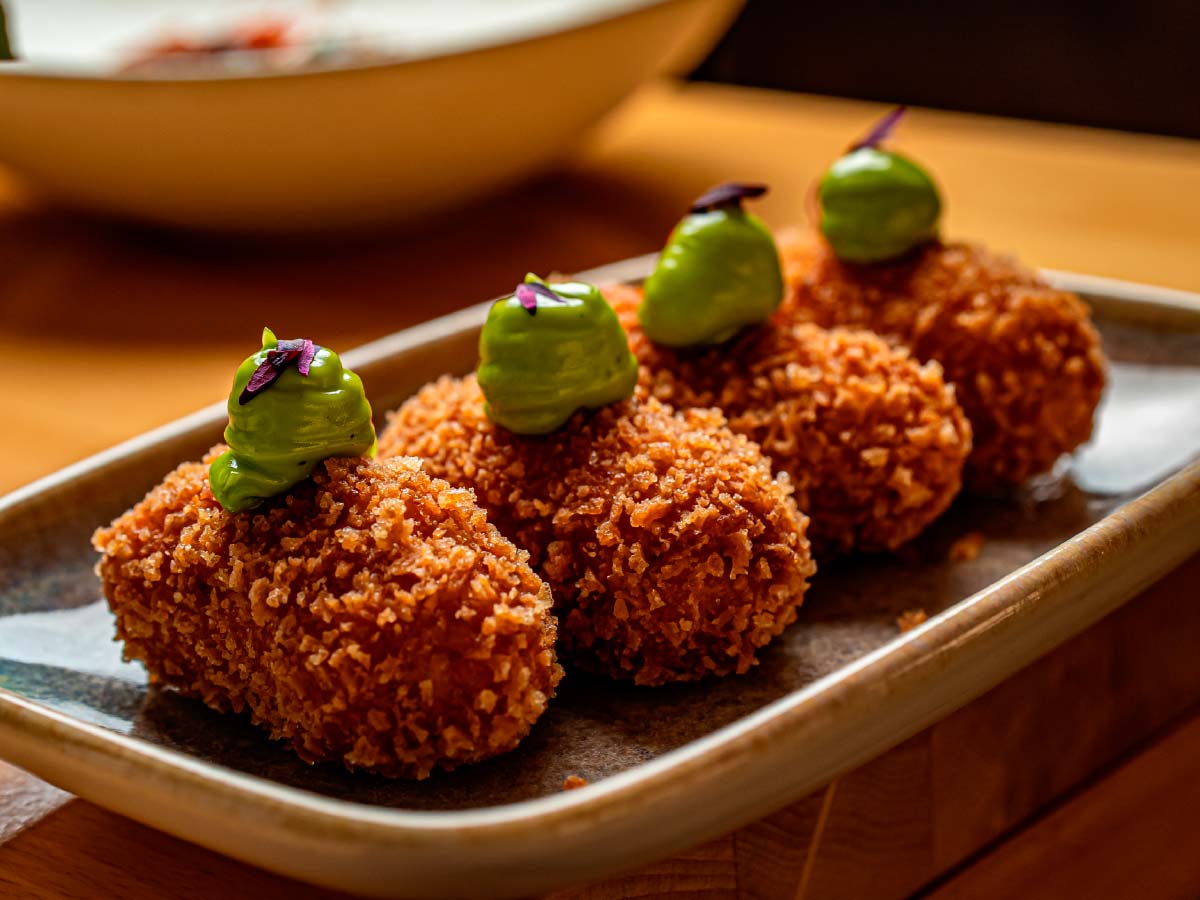 Croquetas de tomate seco y crema de albahaca en Mes de Vi