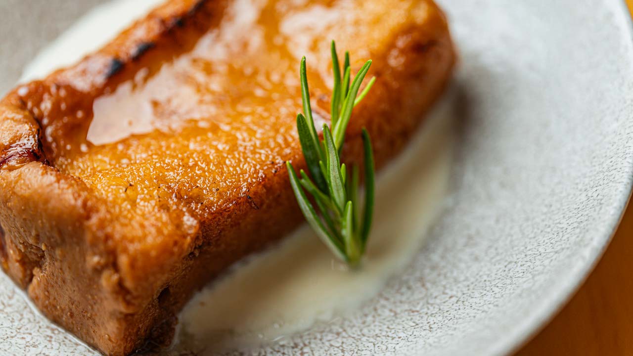 Torrija con crema catalana quemada en Mes de Vi