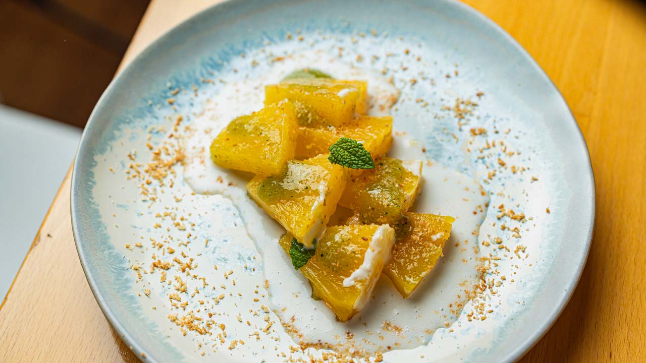 Fruta de temporada infusionada con menta fresca