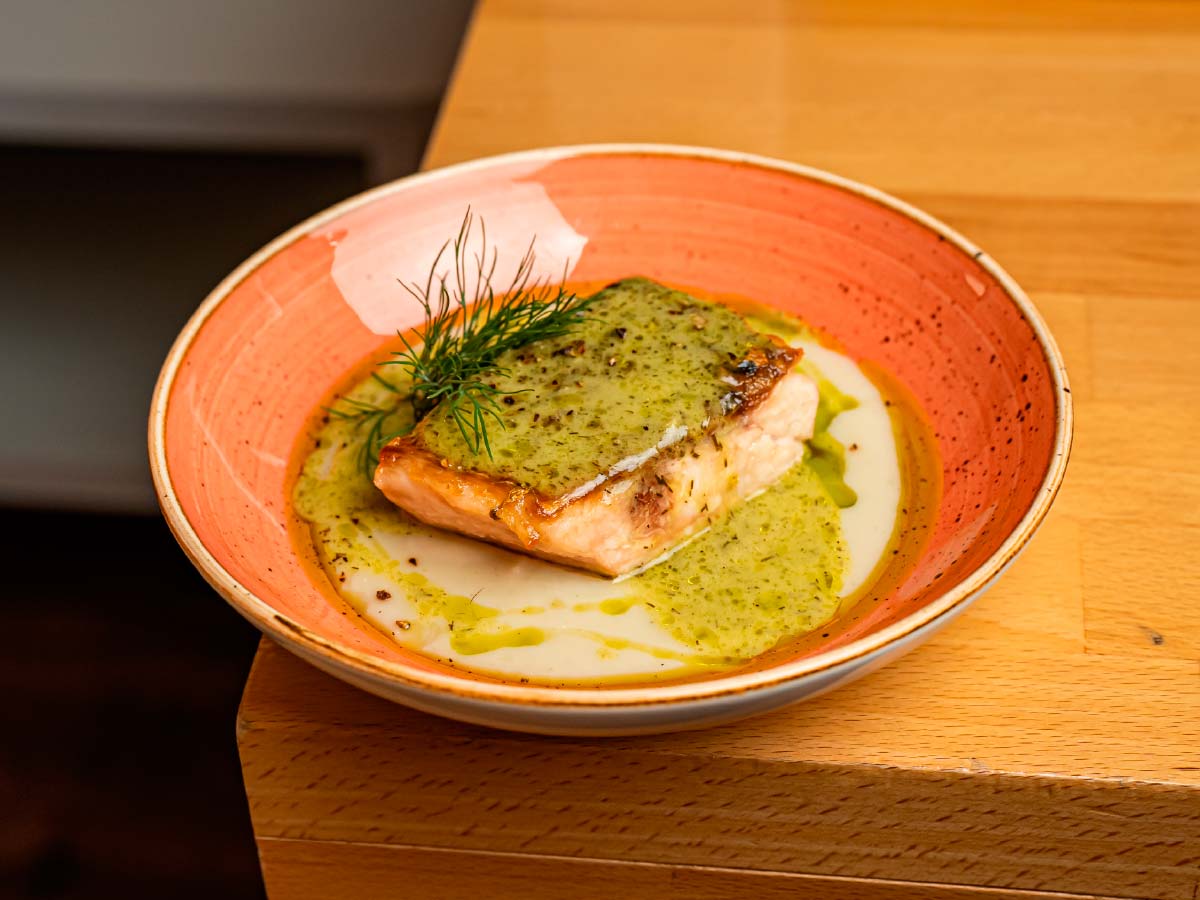 Corvina, cremoso de hinojo y salsa de eneldo en Mes de Vi