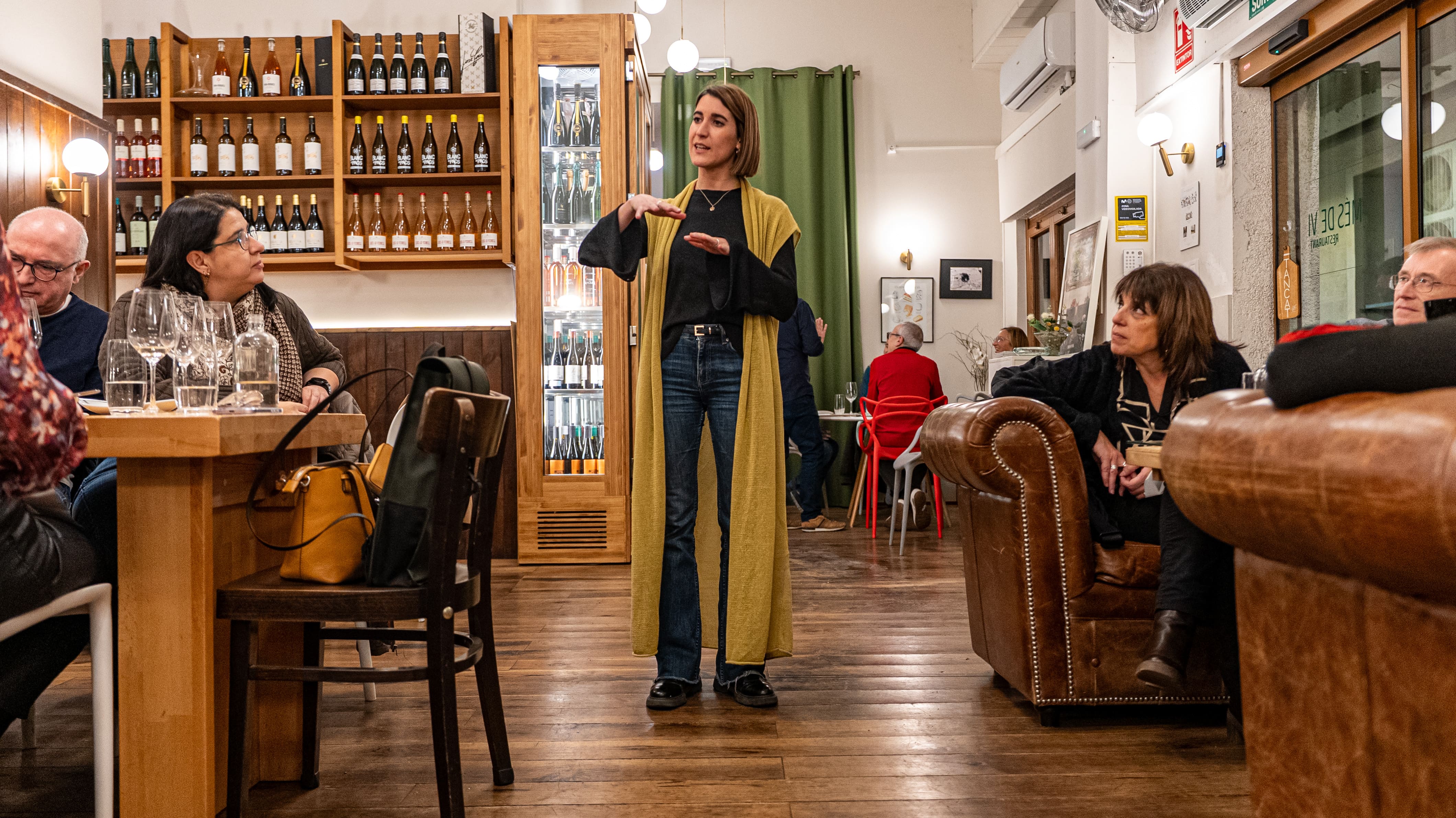 Cena maridaje Vinyes d'Olivardots en Més de Vi, Carlota Peña presenta los vinos del Empordà