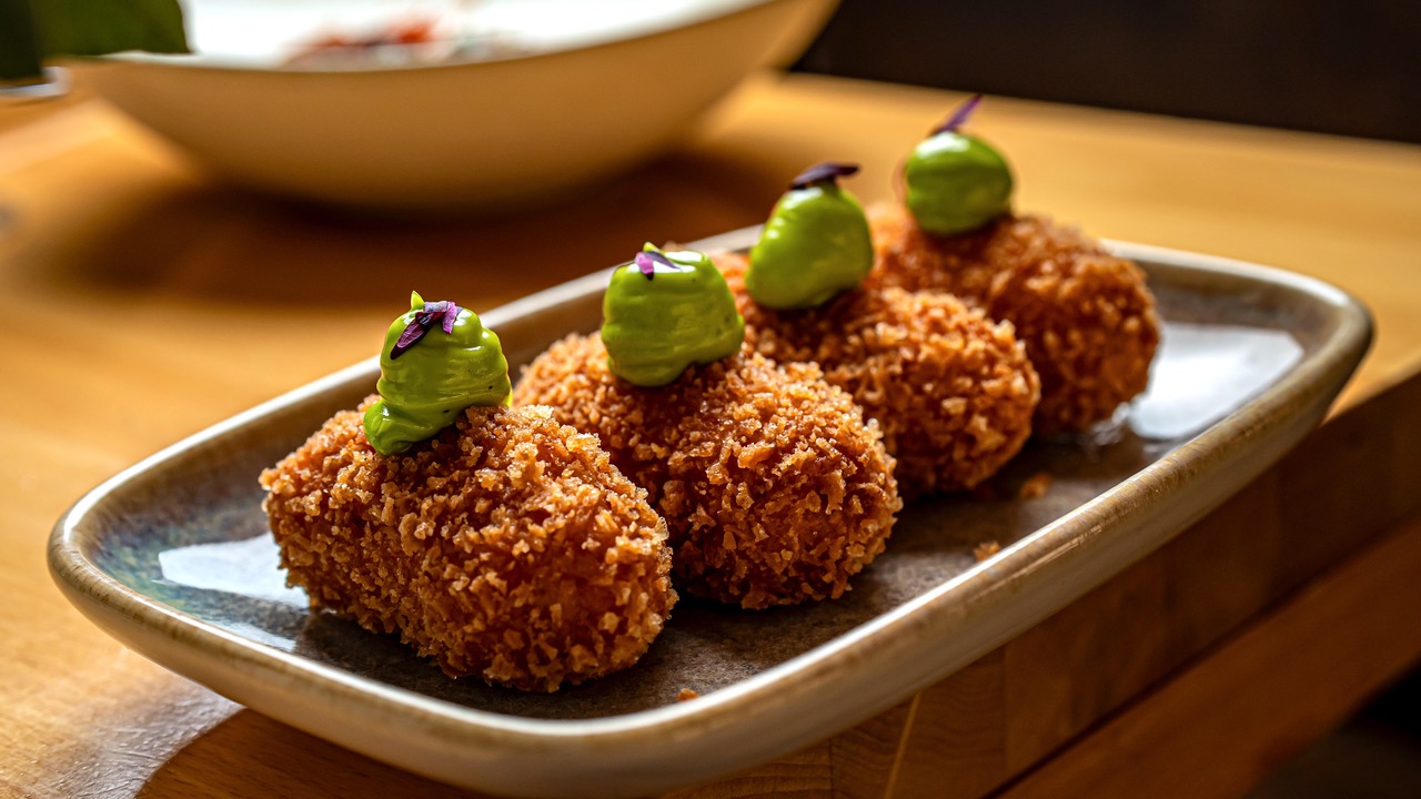 Croquetas de tomate seco y crema de albahaca en Mes de Vi
