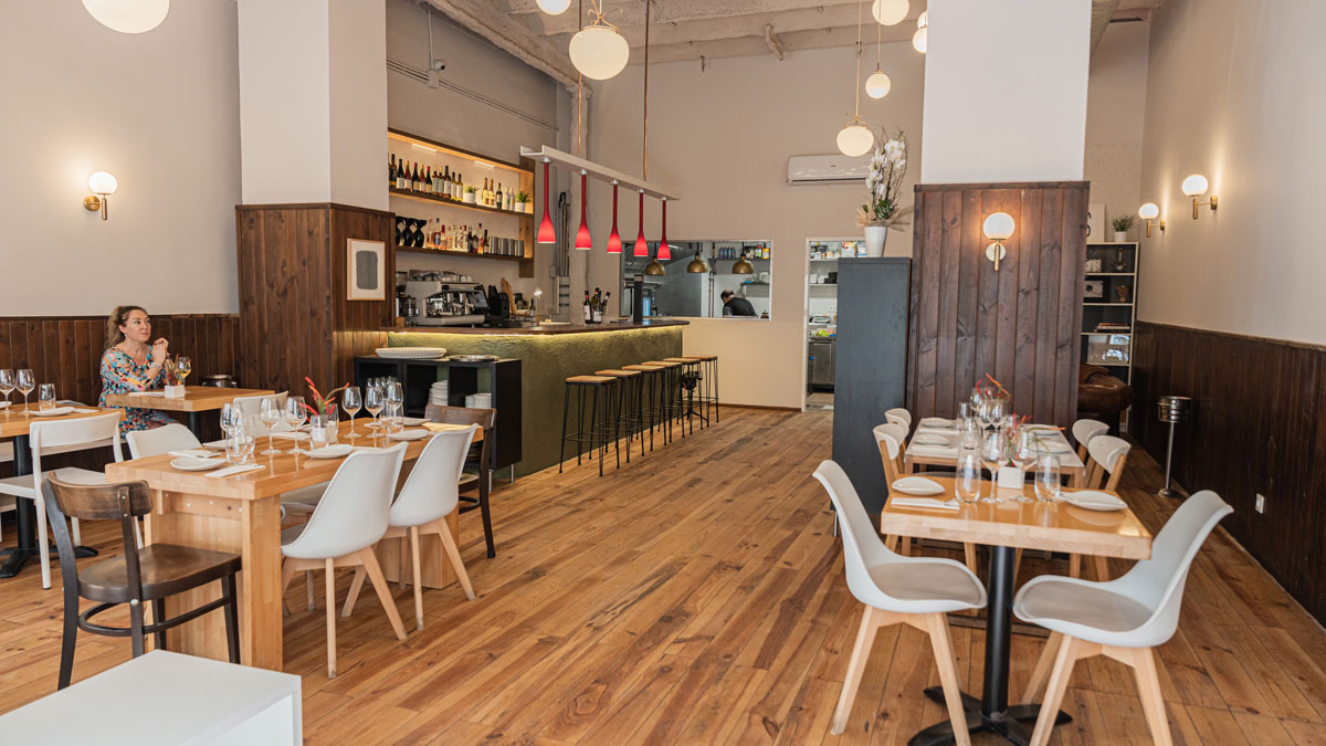 Interior del restaurante Més de Vi en Poblenou, Barcelona